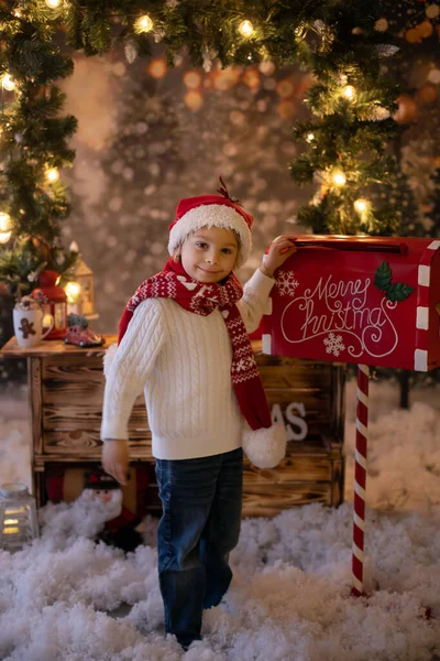 Милый Ребенок Мальчик Играет Перед Украшенным Стендом Рождество Снег Отправляет — стоковое фото