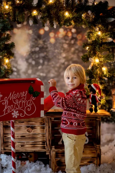 Niedliches Kind Junge Spielt Vor Geschmücktem Stand Für Weihnachten Schnee — Stockfoto