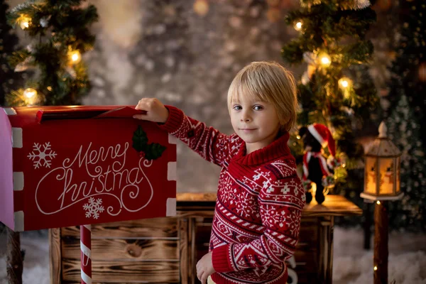 Bambino Carino Ragazzo Giocando Davanti Cavalletto Decorato Natale Neve Invio — Foto Stock