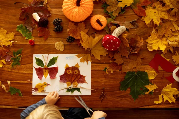 在家里或学校从事艺术和手工艺时 用胶水 剪刀和油漆涂树叶 — 图库照片