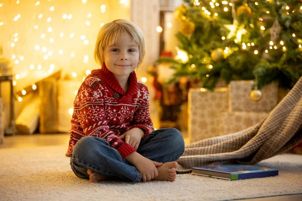 Симпатичный Ребенок Мальчик Сидит Желтом Кресле Украшенной Комнате Рождество Уютное — стоковое фото