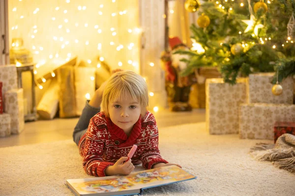 Симпатичный Ребенок Мальчик Сидит Желтом Кресле Украшенной Комнате Рождество Уютное — стоковое фото