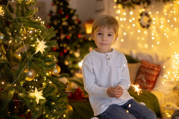 Niedliches Vorschulkind Blonder Junge Mit Hund Spielt Hause Geschmückten Weihnachtszimmer — Stockfoto
