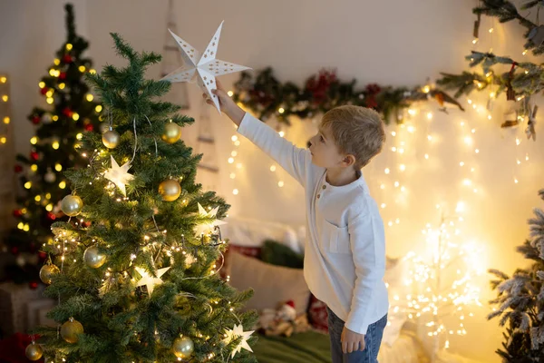 Χαριτωμένο Παιδί Προσχολικής Ηλικίας Ξανθό Αγόρι Διακόσμηση Χριστουγεννιάτικο Δέντρο Βάζοντας — Φωτογραφία Αρχείου