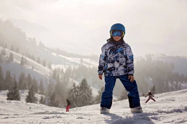 Lindo Niño Preescolar Niño Esquiar Felizmente Austria Apls Día Soleado — Foto de Stock