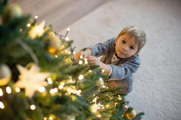 Niedliches Vorschulkind Blonder Junge Mit Hund Spielt Hause Geschmückten Weihnachtszimmer — Stockfoto