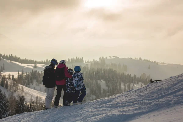 Çocuklarla Dolu Güzel Bir Aile Gün Batımında Avusturya Alplerinde Manzara — Stok fotoğraf