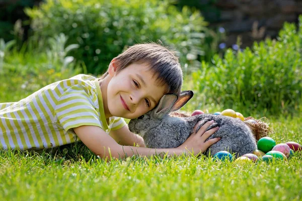 Lindo Niño Jugando Con Conejito Huevos Pascua Jardín Floreciente Primavera —  Fotos de Stock