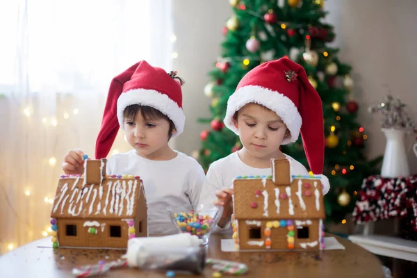 Zencefilli Kurabiye Evde Dekorasyon Noel Ağacı Önünde Oynayan Zevk Noel — Stok fotoğraf