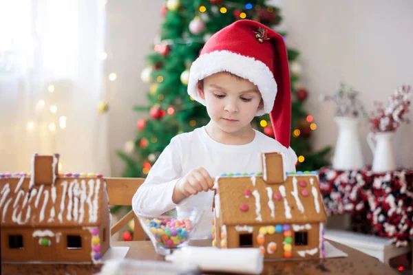 Niedlicher Kleiner Junge Lebkuchenhaus Backen Hause Vor Dem Weihnachtsbaum Schmücken — Stockfoto