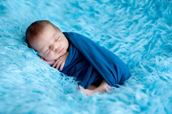 かわいい赤ちゃんの少年は 平和的に眠って青い毛皮にブルーのラップに包まれました — ストック写真