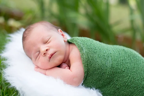 Μικρό Γλυκό Μωρό Νεογέννητο Αγόρι Κοιμάται Στο Κλουβί Μεμβράνη Και — Φωτογραφία Αρχείου