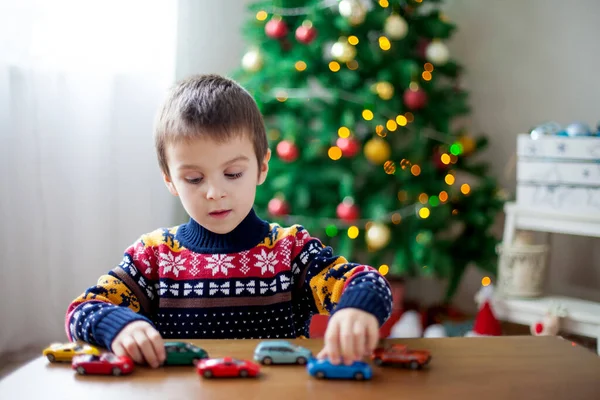Bedårande Liten Förskola Pojke Leker Med Leksaksbilar Hemma Jul Juldekoration — Stockfoto