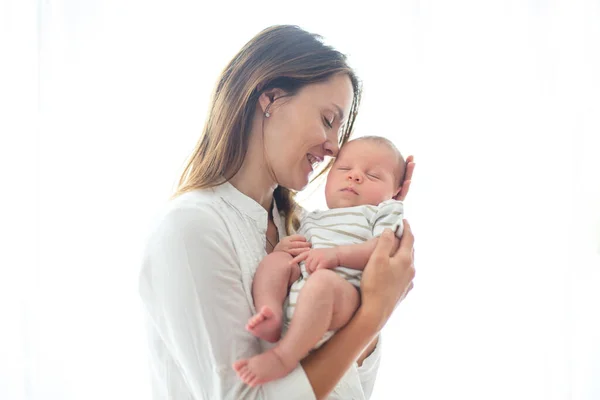 Madre Joven Sosteniendo Bebé Recién Nacido Casa Sala Estar Nuevo —  Fotos de Stock