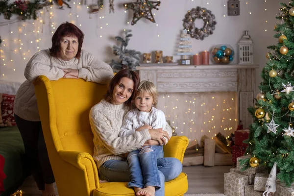 Sevimli Çocuk Oğlum Noel Anne Büyükanneyle Süslü Bir Odada Sarı — Stok fotoğraf