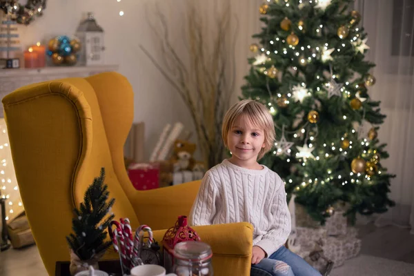 Симпатична Дитина Хлопчик Сидить Жовтому Кріслі Декорованій Кімнаті Різдво Матір — стокове фото