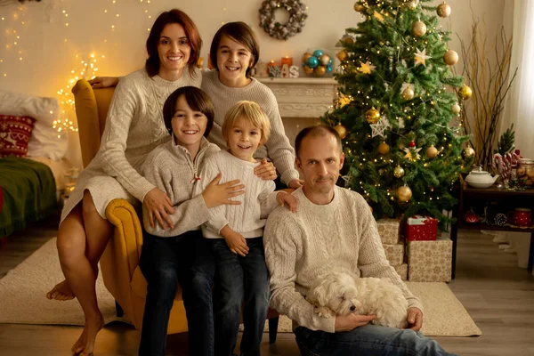 Glückliche Familie Mit Drei Kindern Und Hund Weihnachten Hause Sitzen — Stockfoto