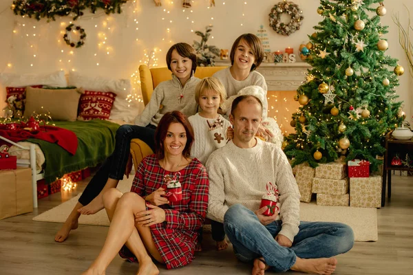 3人の子供と犬と幸せな家族 クリスマス 居心地の良い雰囲気 クリスマスの時間に家に座って — ストック写真