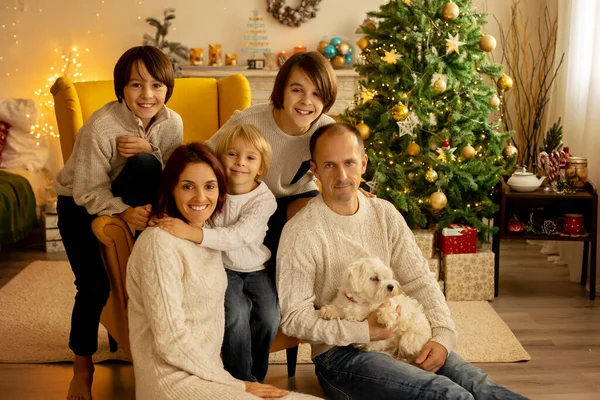 Glückliche Familie Mit Drei Kindern Und Hund Weihnachten Hause Sitzen — Stockfoto