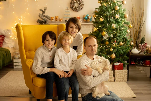 一个快乐的家庭 有三个孩子和一条狗 坐在家里过圣诞节 有舒适的气氛 有圣诞的时候 — 图库照片