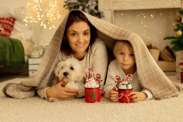 Lycklig Familj Med Tre Barn Och Hund Sitter Hemma Vid — Stockfoto
