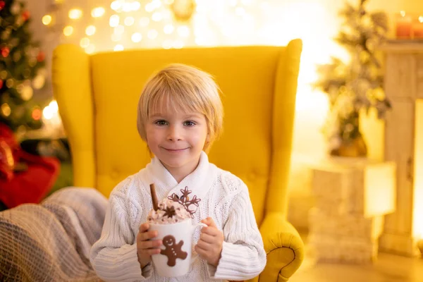 Aranyos Gyerek Fiú Egy Sárga Karosszéken Egy Díszített Szobában Karácsonyra — Stock Fotó