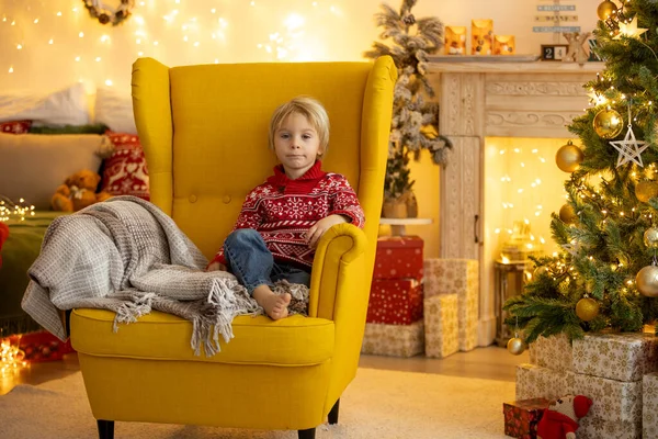 Χαριτωμένο Παιδί Αγόρι Κάθεται Μια Κίτρινη Πολυθρόνα Ένα Διακοσμημένο Δωμάτιο — Φωτογραφία Αρχείου