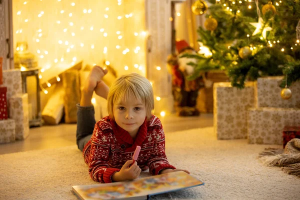 Roztomilé Dítě Chlapec Sedí Žlutém Křesle Zdobeném Pokoji Vánoce Útulné — Stock fotografie