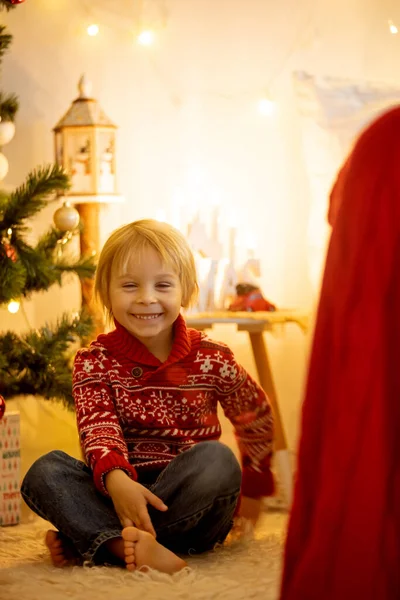 Tatlı Çocuk Oğlum Noel Için Süslü Bir Odada Sarı Bir — Stok fotoğraf
