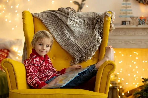 Χαριτωμένο Παιδί Αγόρι Κάθεται Μια Κίτρινη Πολυθρόνα Ένα Διακοσμημένο Δωμάτιο — Φωτογραφία Αρχείου