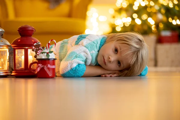 可爱的孩子 坐在一个装饰过的房间里的黄色扶手椅上过圣诞节 舒适舒适的地方 — 图库照片