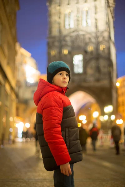 Παιδί Στην Πράγα Χριστούγεννα Χριστουγεννιάτικα Φώτα Και Διακόσμηση Στην Πλατεία — Φωτογραφία Αρχείου