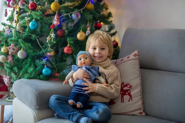 Мила Дитина Малятко Хлопчик Обіймає Цуценя Коргі Вдома Різдво Перед — стокове фото