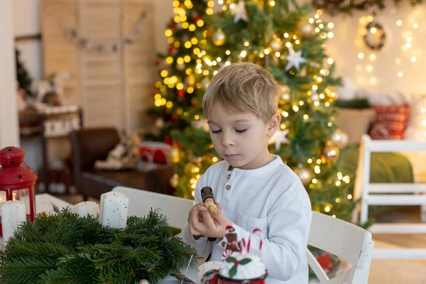 Sevimli Anaokulu Çocuğu Sarışın Çocuk Evde Süslü Noel Odasında Çelenk — Stok fotoğraf