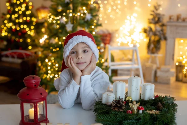 かわいい就学前の子供 ブロンドの男の子 家で装飾されたクリスマスルームで自宅で出現花輪を作る — ストック写真
