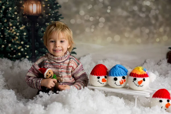 Roztomilé Batole Držící Pletenou Hračku Hrající Sněhu Barevnými Sněhuláky Šťastně — Stock fotografie