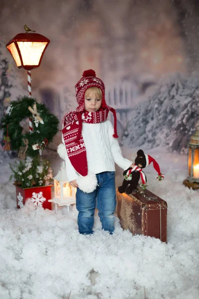 Blond Peuterkind Met Kerstkleding Wandelen Sneeuw Spelen Met Gebreid Speelgoed — Stockfoto