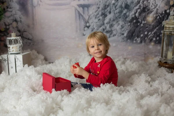 Χαριτωμένο Ξανθό Παιδί Νήπιο Παίζει Χιόνι Και Χριστούγεννα Διακόσμηση Στούντιο — Φωτογραφία Αρχείου