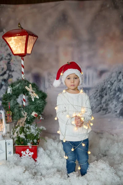 스러운 금발의 크리스마스 현악기 불빛에 둘러싸여서 — 스톡 사진