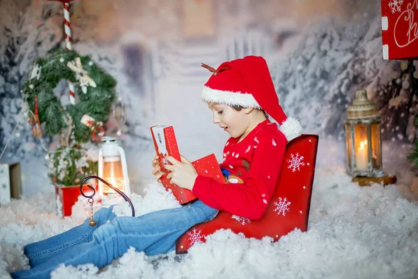 Roztomilé Dítě Školní Chlapec Otevírací Dárek Vánocům Dekorace Kolem Něj — Stock fotografie