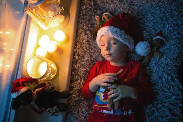 Mooi Peuter Kind Jongen Wachten Het Raam Kerstavond Zoek Naar — Stockfoto