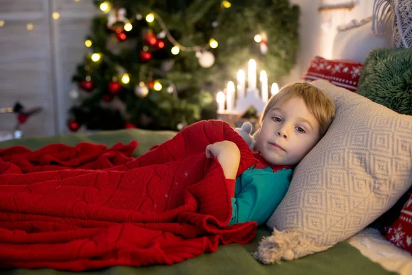 小さな幼児ブロンドの男の子 熱で病気のベッドに横たわって シロップを取ります 悲しみ — ストック写真