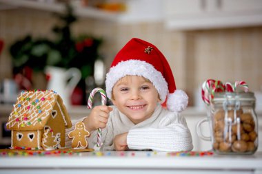 Sarışın çocuk, tatlı çocuk, evde zencefilli ekmek yapıyor.