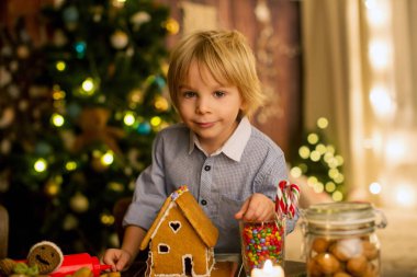 Sarışın çocuk, tatlı çocuk, evde zencefilli ekmek yapıyor.
