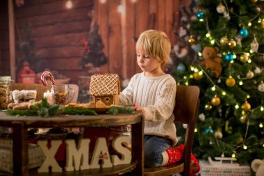 Sarışın çocuk, tatlı çocuk, evde zencefilli ekmek yapıyor.