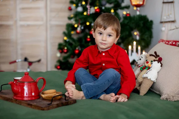 Happy Cute Child Christmas Enjoying Holiday Opening Presents Eating Cookies — Foto de Stock