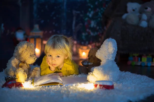 Γλυκό Αγοράκι Διαβάζοντας Βιβλία Στο Σπίτι Νύχτα Των Χριστουγέννων — Φωτογραφία Αρχείου