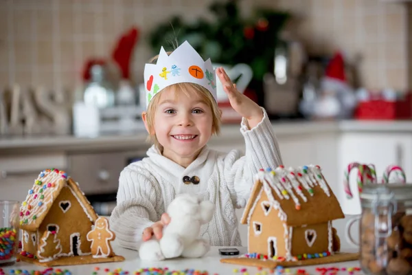 Blond Småbarnsbarn Mor Søt Gutt Mor Dekorerer Julebrødhuset Hjemme – stockfoto