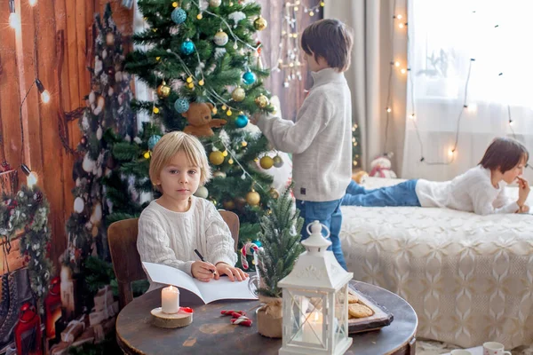 Mutlu Aile Çocuklar Anne Noel Süslemeleri Ile Süslenmiş Rahat Bir — Stok fotoğraf