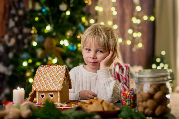 Criança Loira Menino Bonito Fazendo Casa Pão Gengibre Natal Casa — Fotografia de Stock
